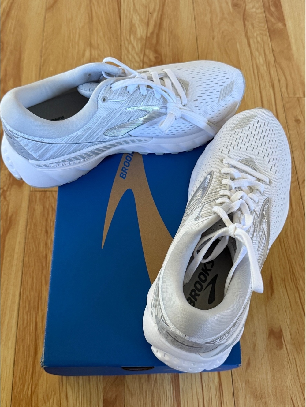 Brooks Adrenaline GTS 24 Womens 7.5 B White Silver Running Shoes Sneaker